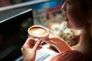 женщина пьет кофе в кофейне