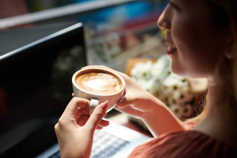 kvinde drikker kaffe i coffeeshop