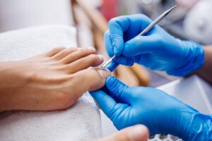 Naturalna pielęgnacja stóp w gabinecie podologicznym i w domu – poznaj kosmetyki Peclavus
